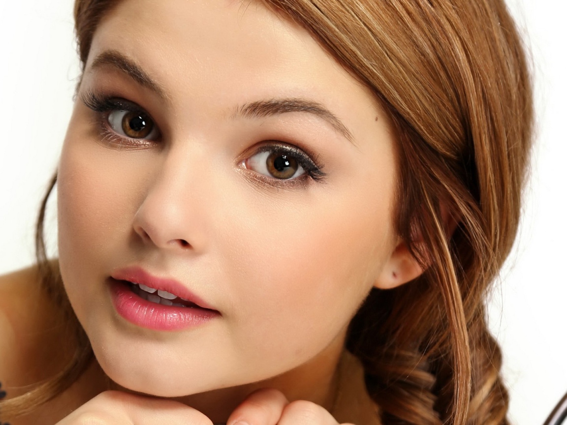 Девушка с косичкой