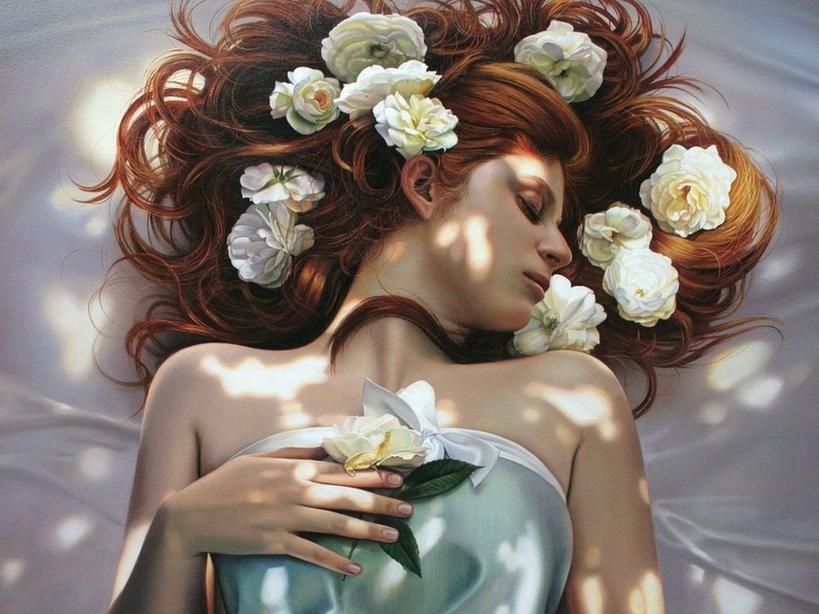 Девушка с цветами в волосах