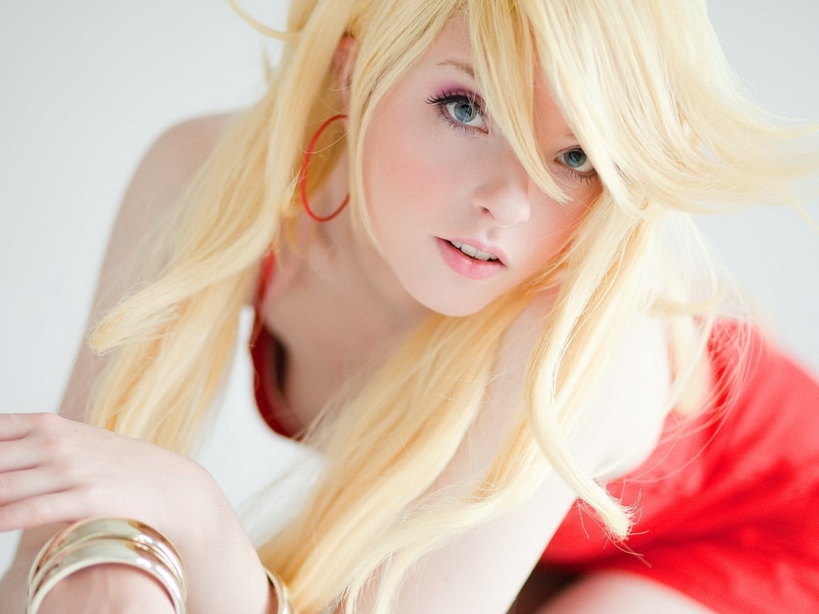 Приятная блондинка