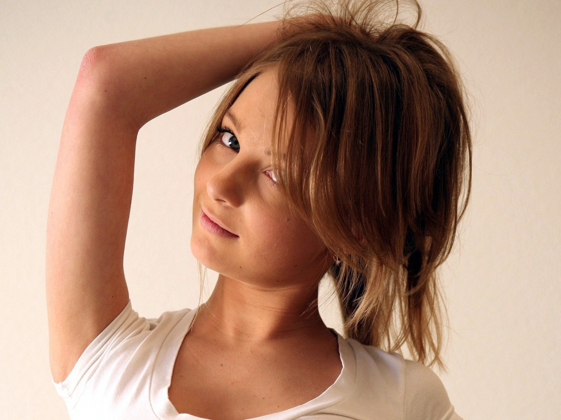 Поза с поднятой рукой