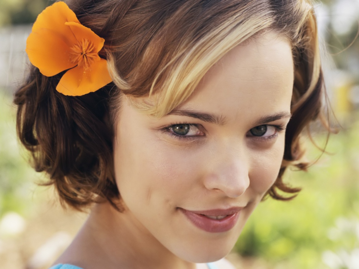 Рейчел с цветком в волосах