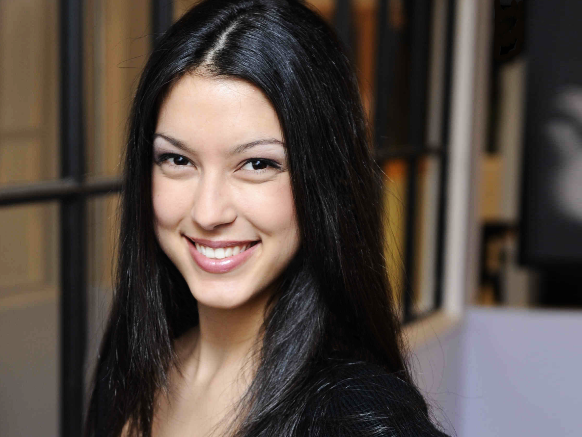 Ребекка Мир брюнетка