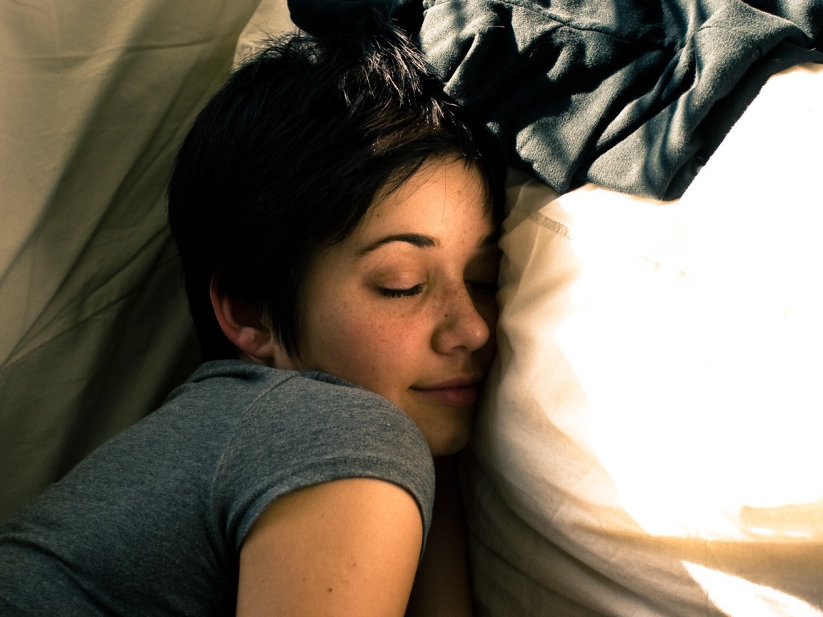 Девушка улыбается во сне