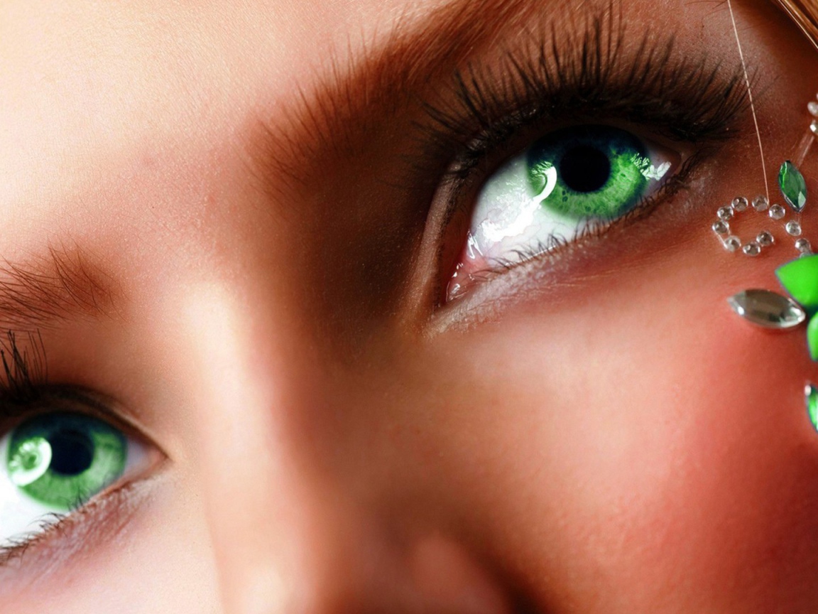 Зеленые глаза с изумрудом