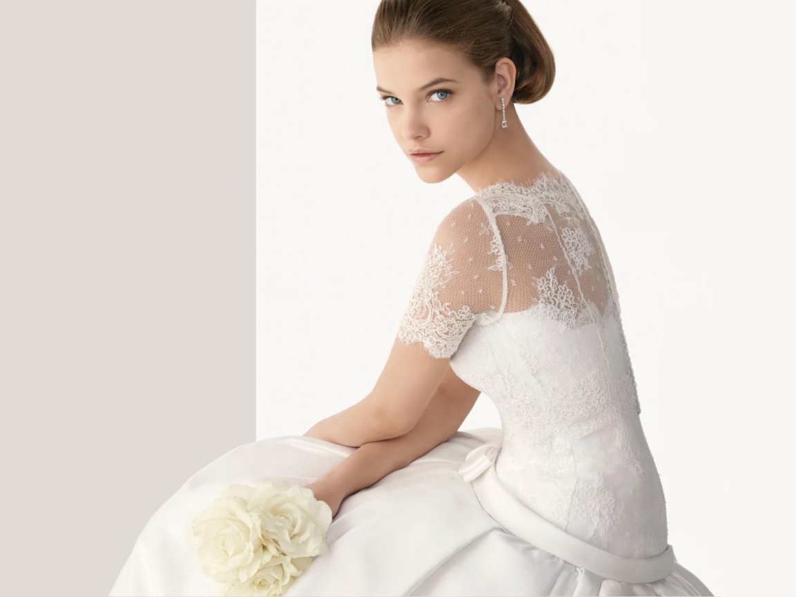 Невеста в свадебном платье