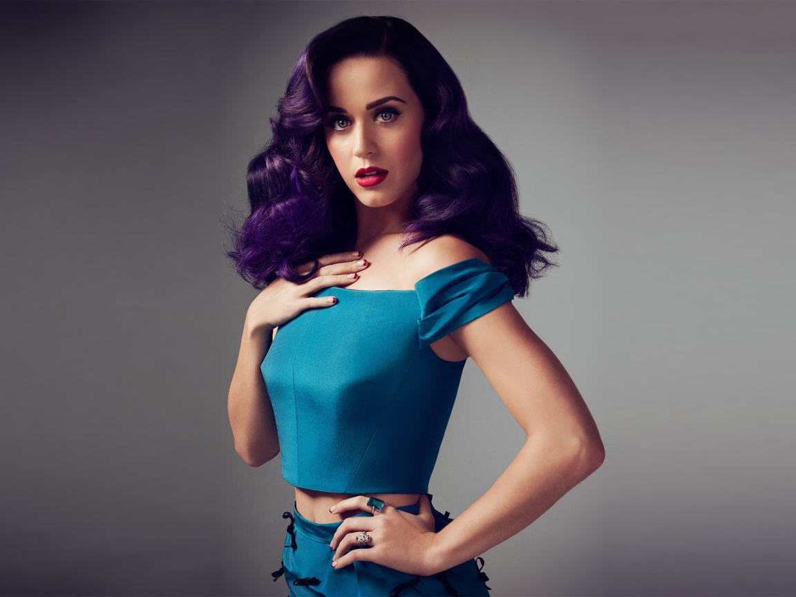 Брюнетка в синем платье