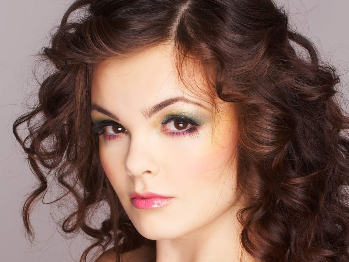 Брюнетка с розовыми губами