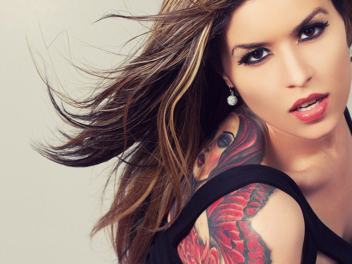 Брюнетка с татуировкой девушка