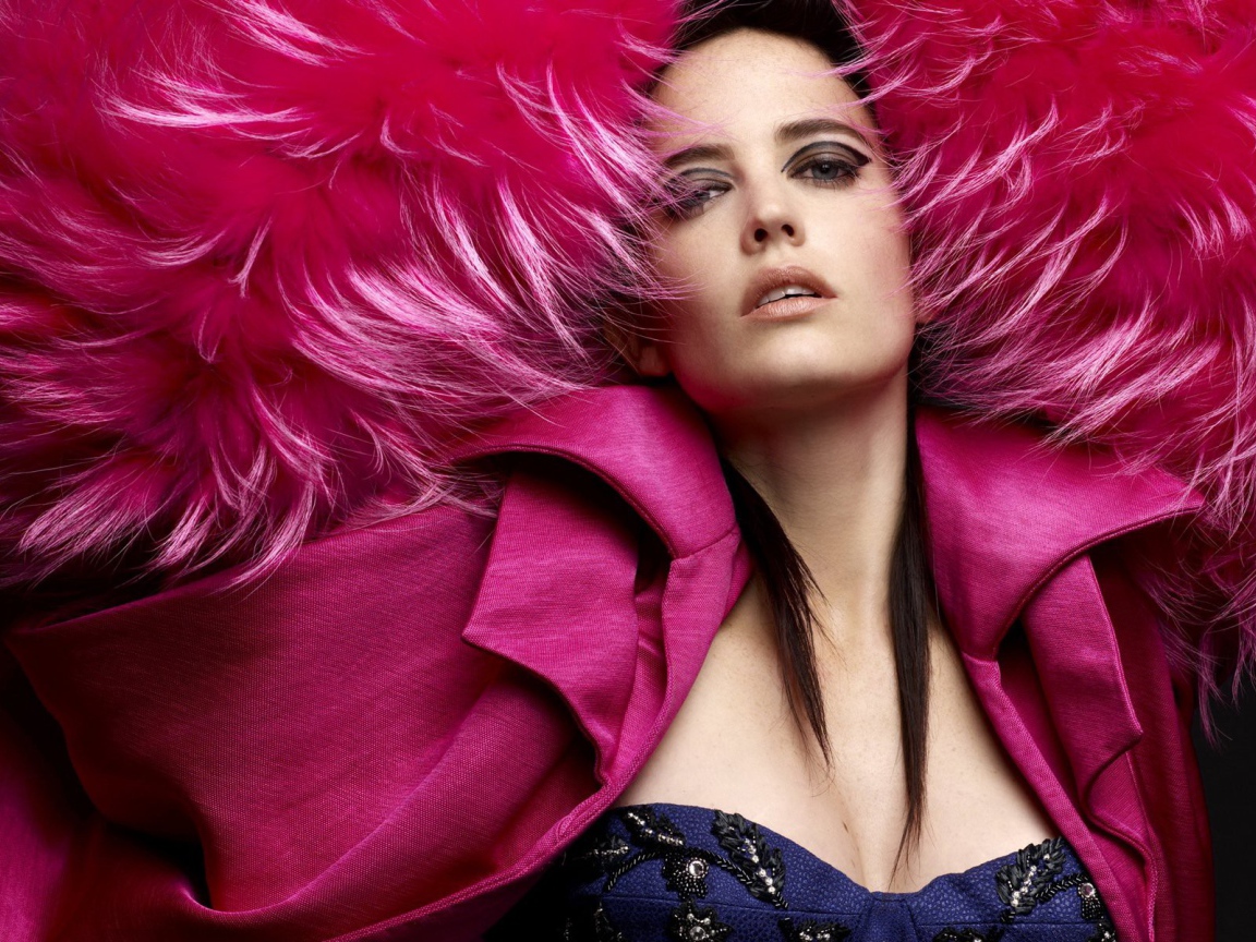 Девушка в розовой одежде