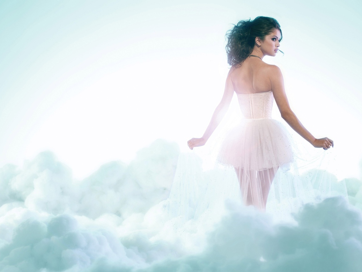 Певица Селена Гомез в облаках