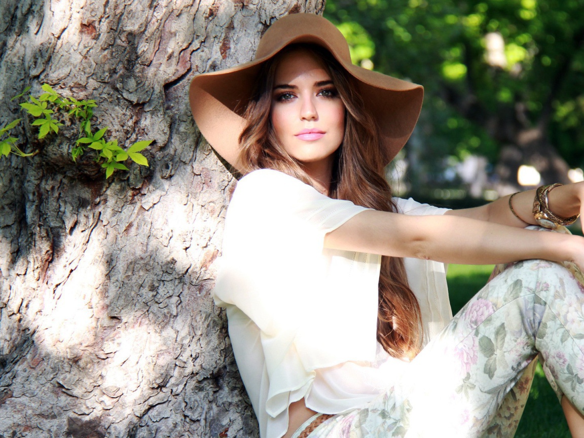 Клара сидит у дерева