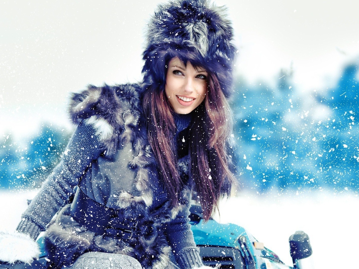 Девушка в меховой одежде и шапке