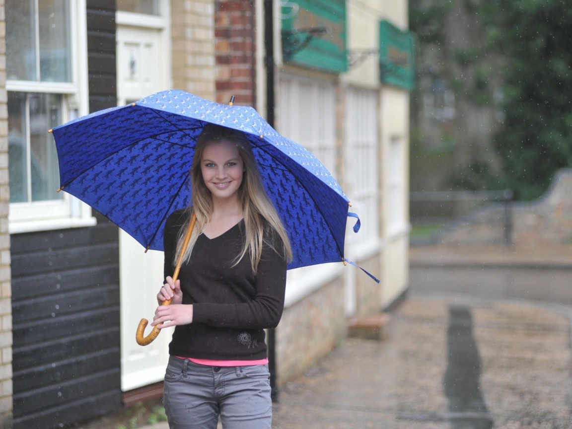 Модель с синим зонтом