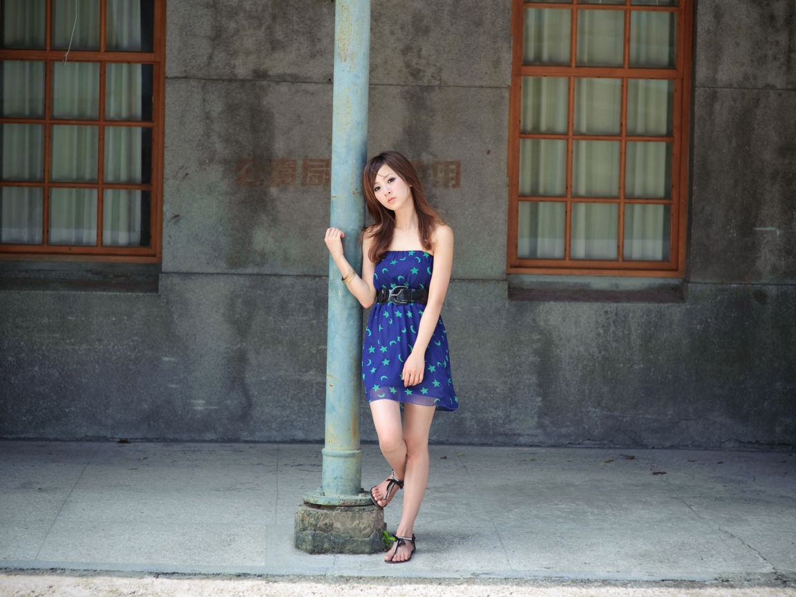 Девушка у столба