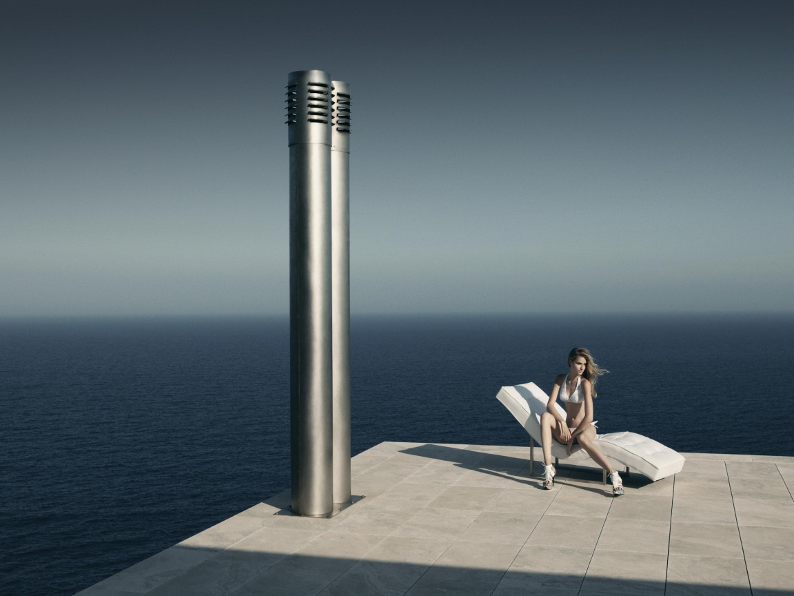 Девушка сидит у моря