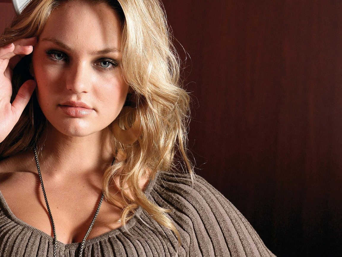 Модель с браслетом на руке