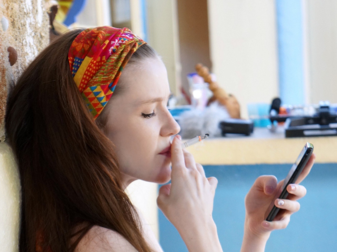 Девушка с телефоном набирает номер