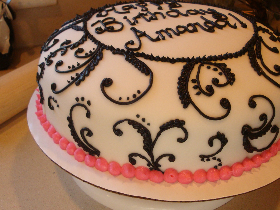 Красивый торт с шоколадным рисунком на день рождения