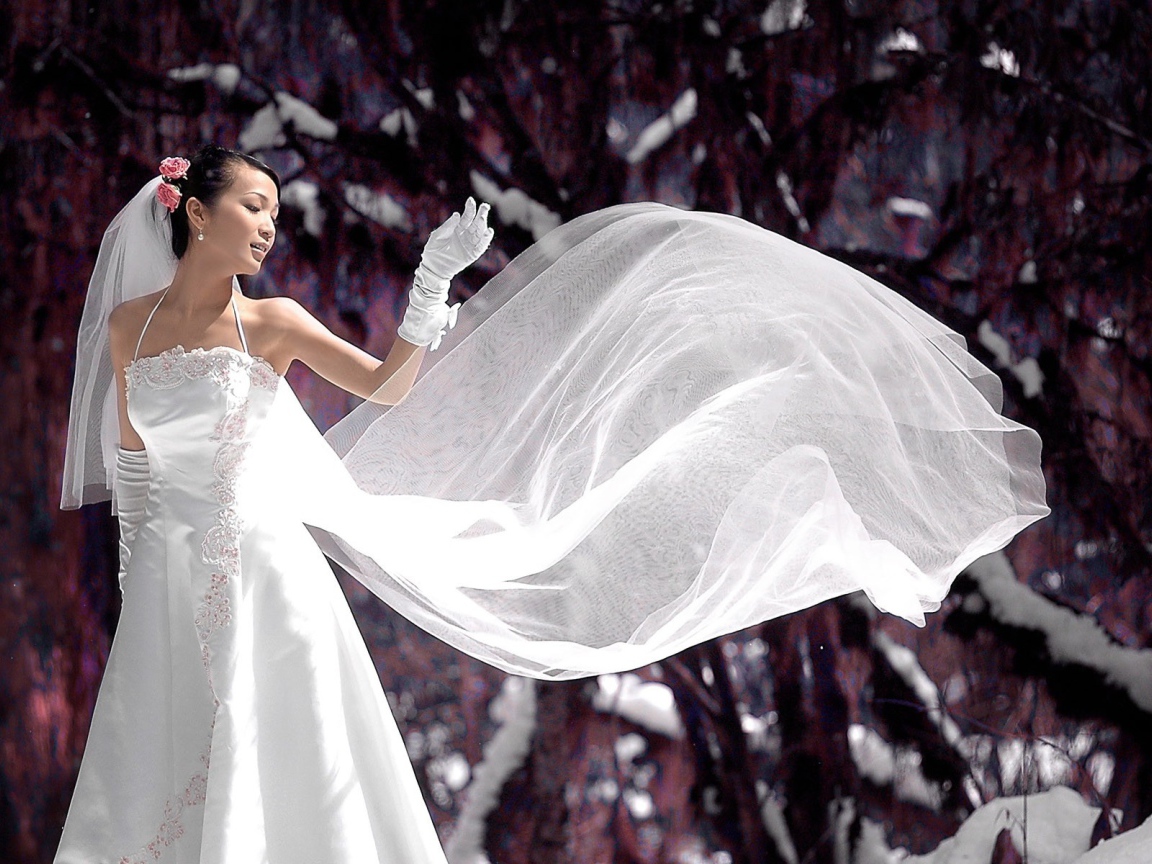 Невеста в свадебном платье на снегу