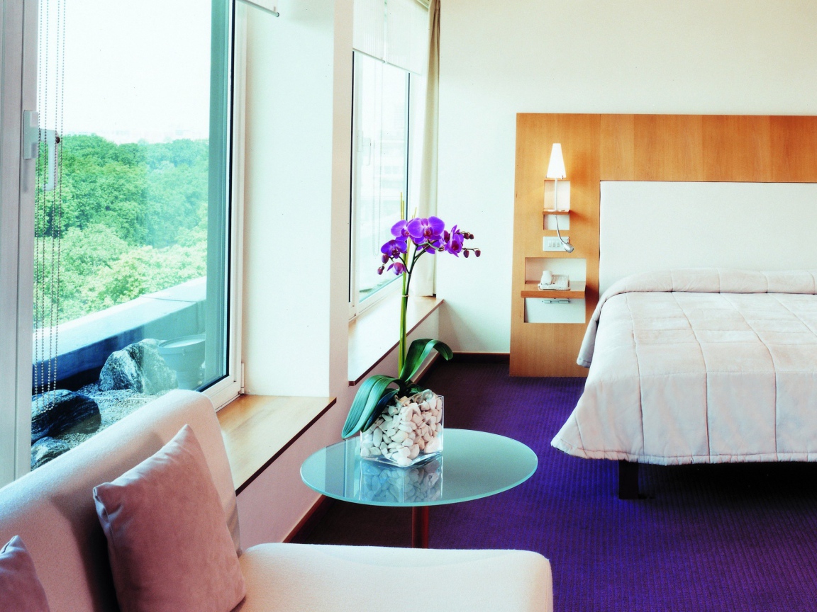 Интерьер спальни с орхидеей