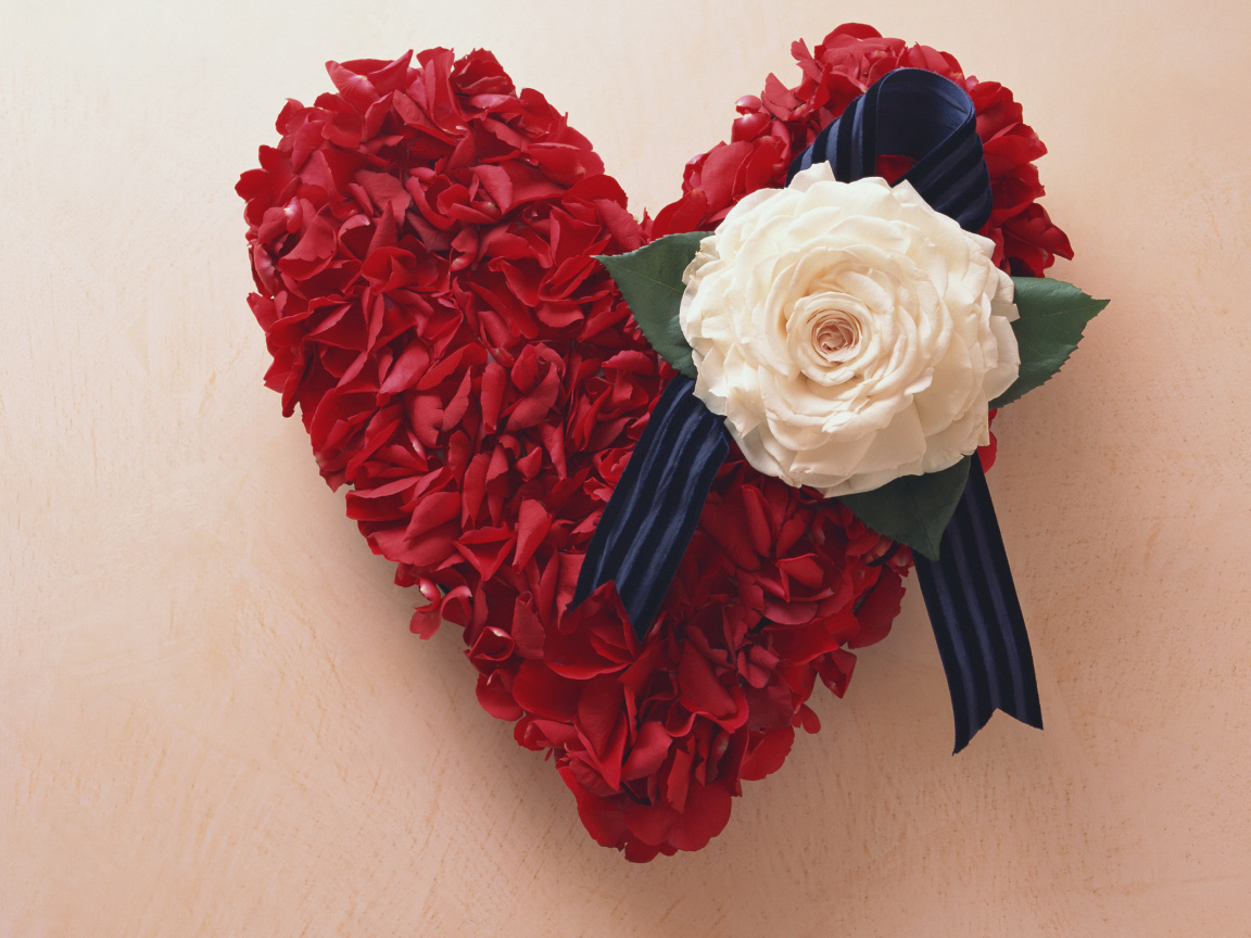 Сердечко из лепестков