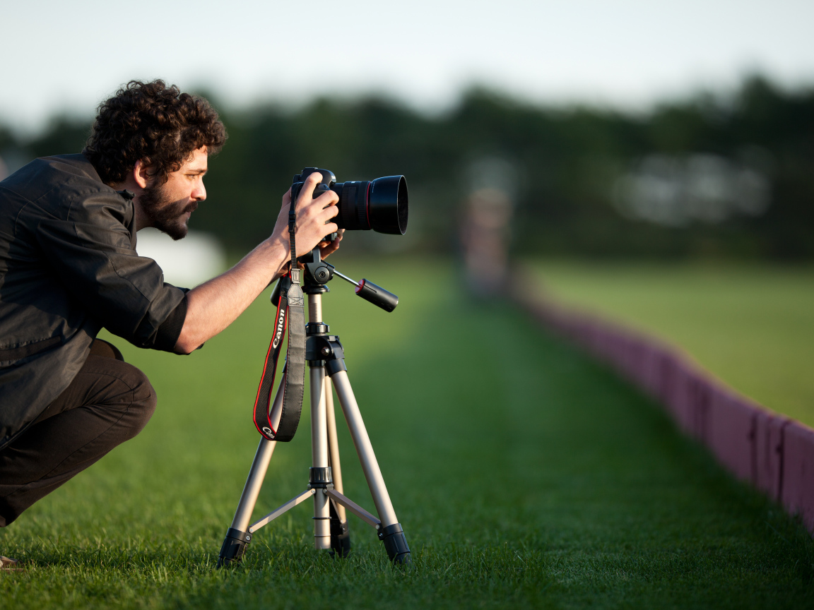 Мужчина делает фотоснимок