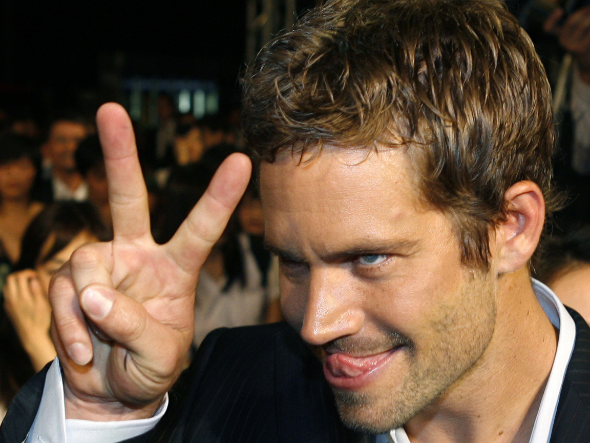 Известный актер Пол Уокер со знаком мира