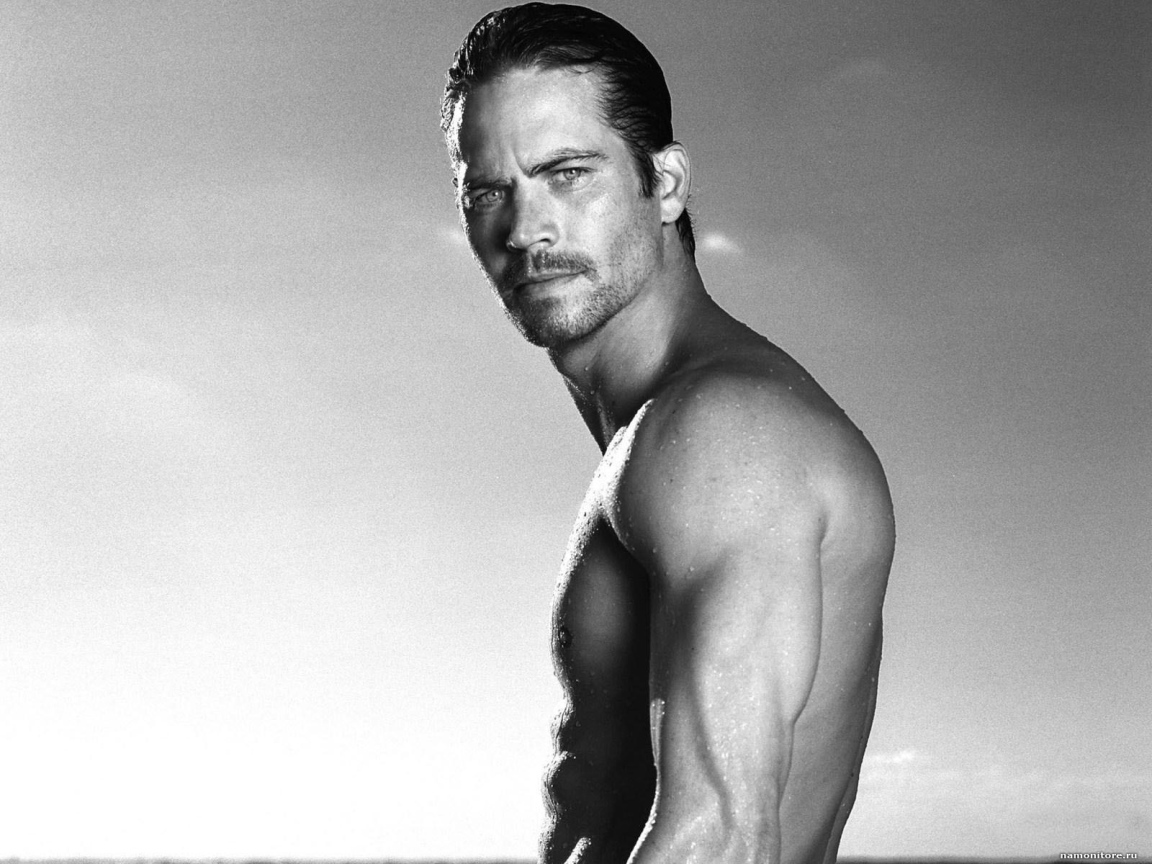 Пол Уокер на пляже