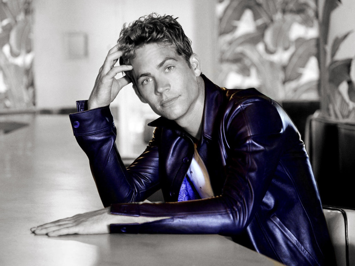 Пол Уокер в фиолетовой куртке