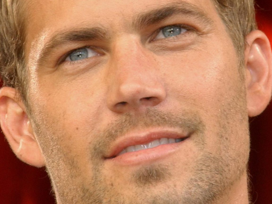 Пол Уокер на красном фоне