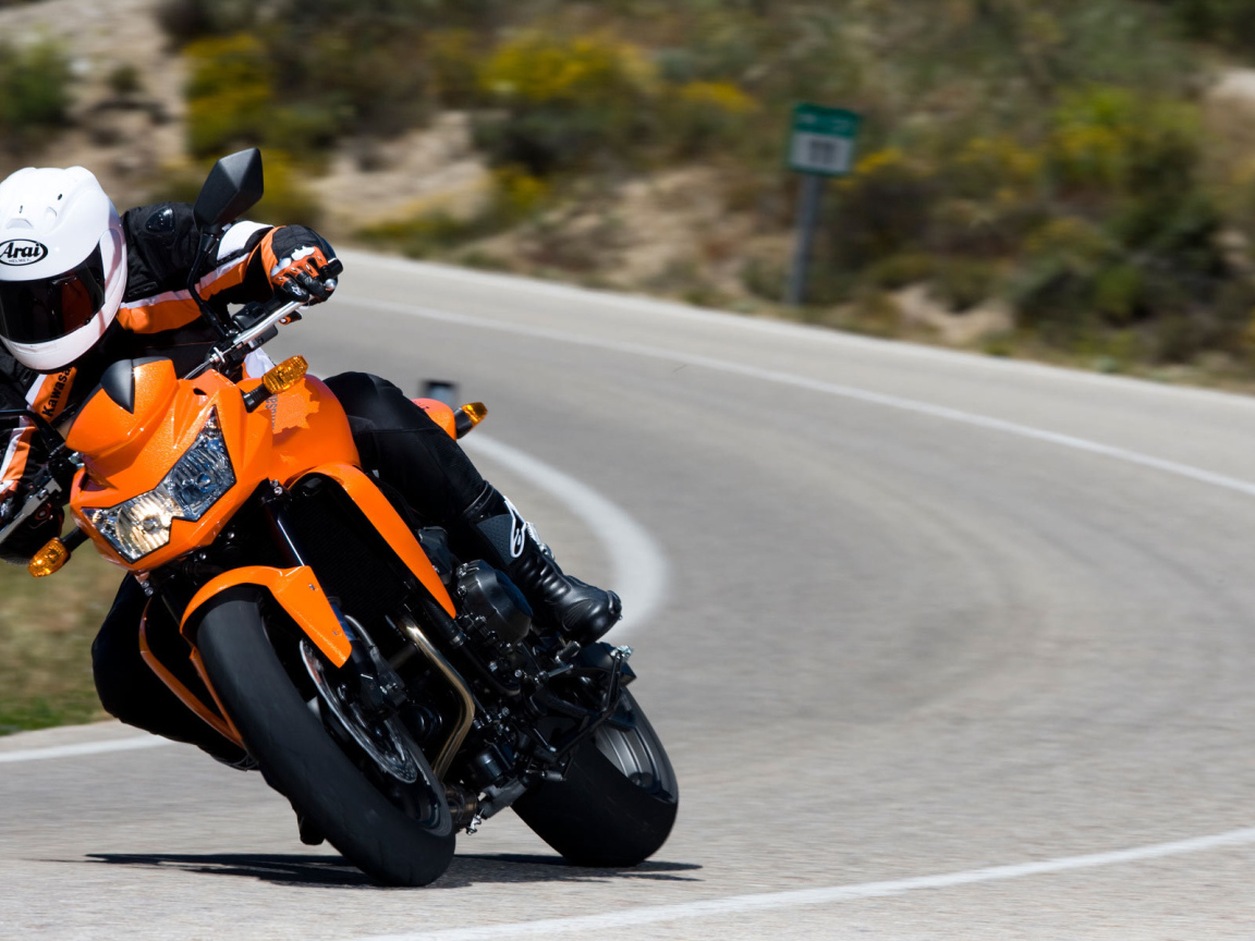 Мотоцикл Z750 на шоссе