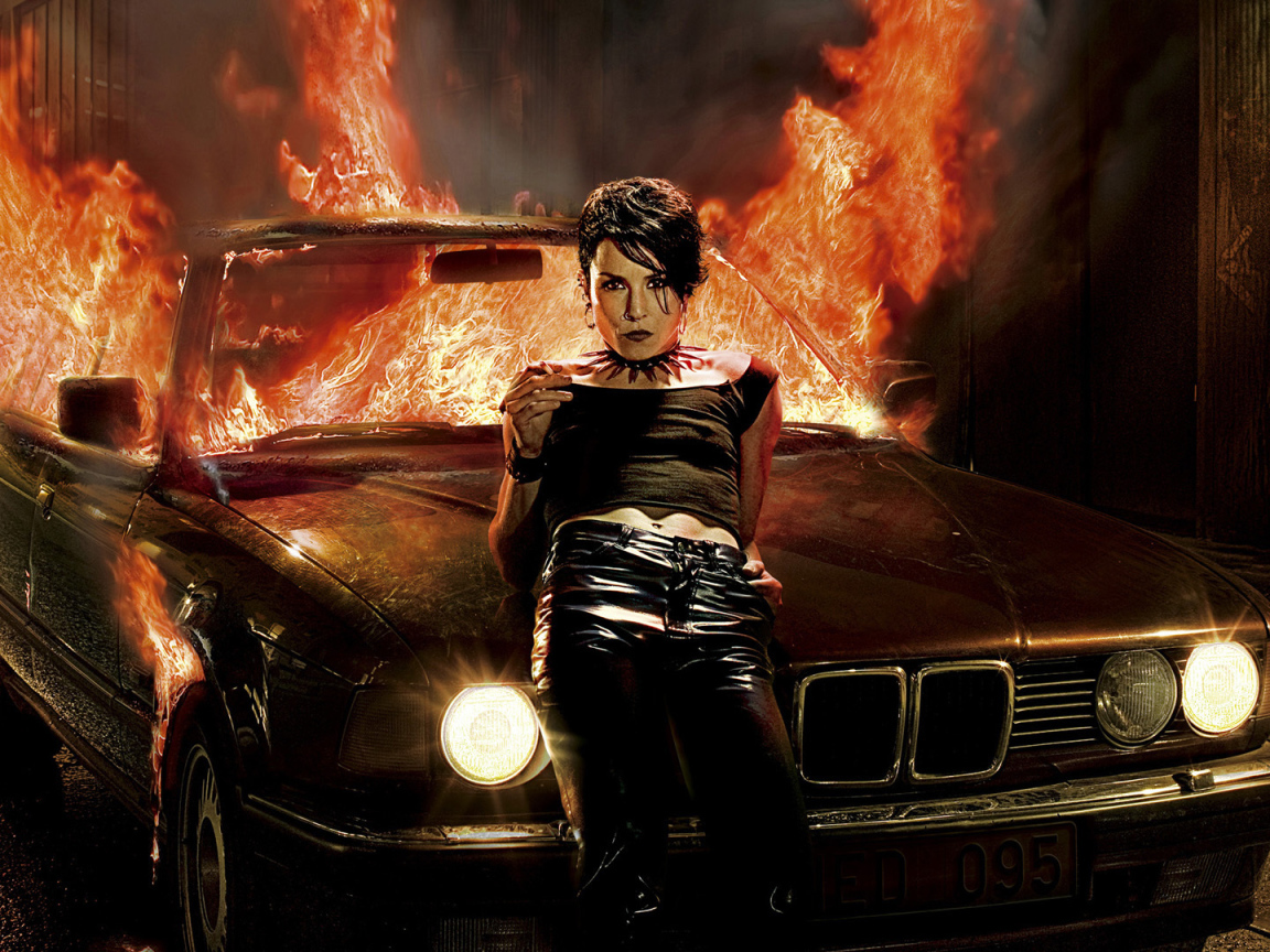 Девушка у горящей машины