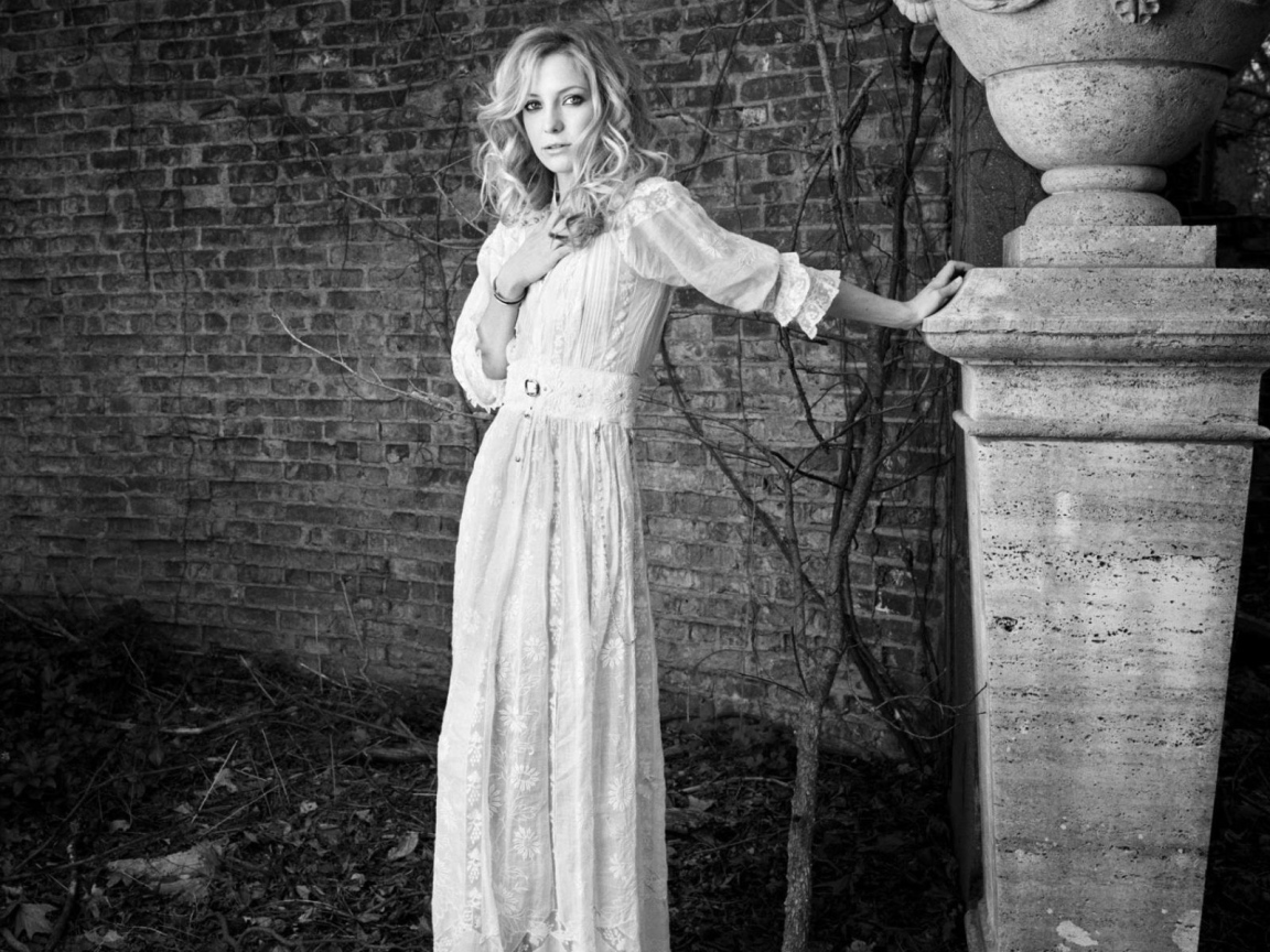 Актриса в белом платье