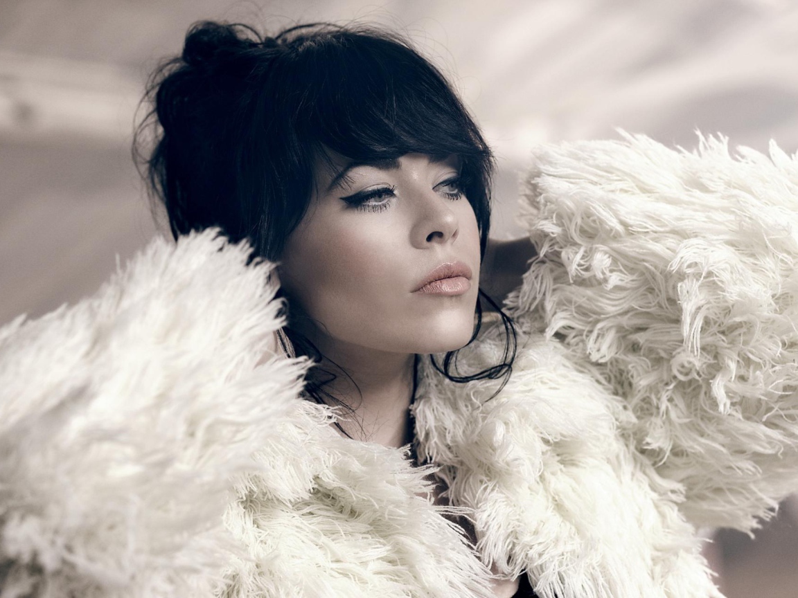 Alex Hepburn в белой шубке