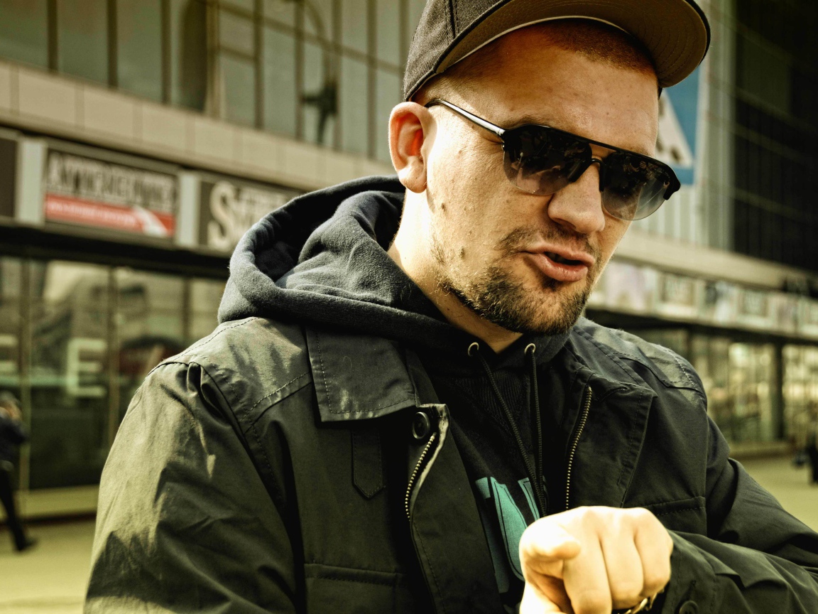 Basta в солнцезащитных очках