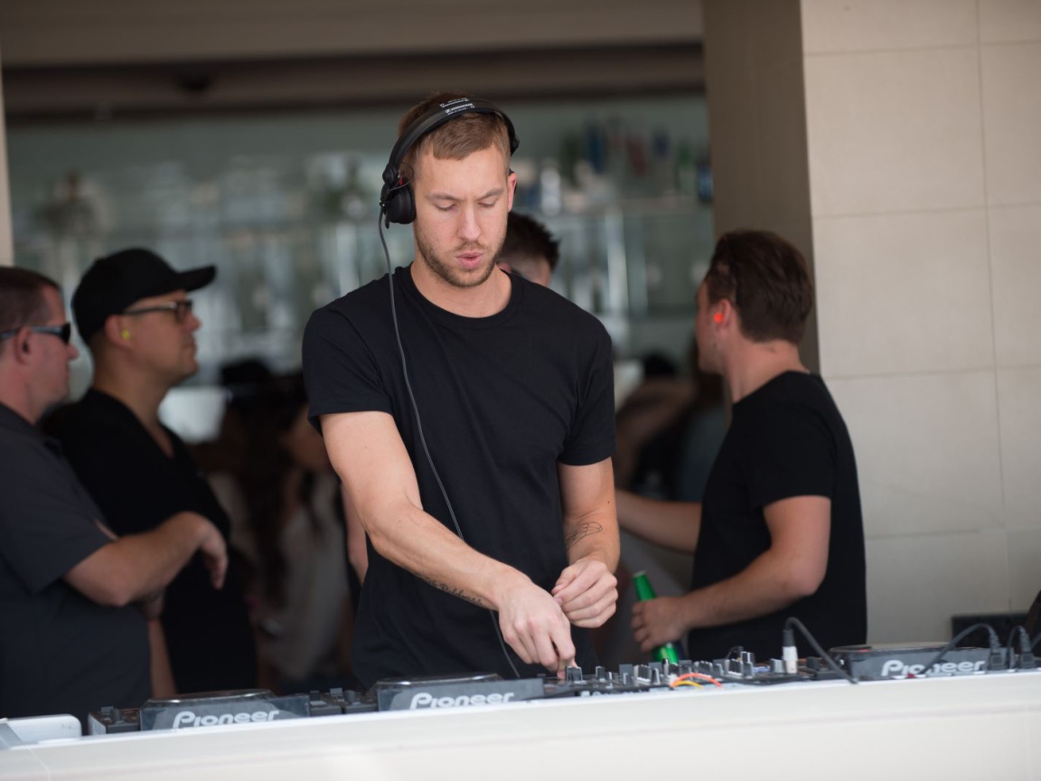 Calvin Harris в наушниках