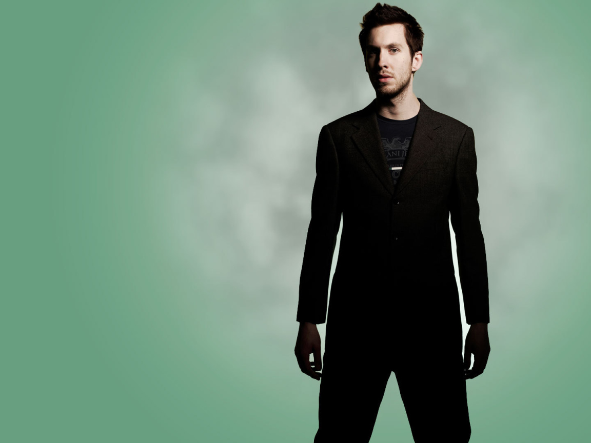 Calvin Harris на берюзовом фоне