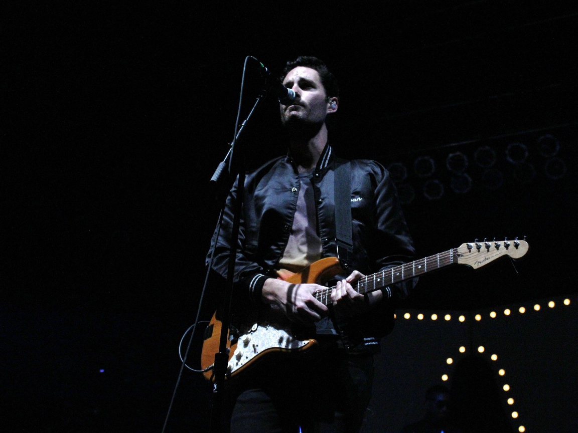 Фронтмен Capital Cities поет