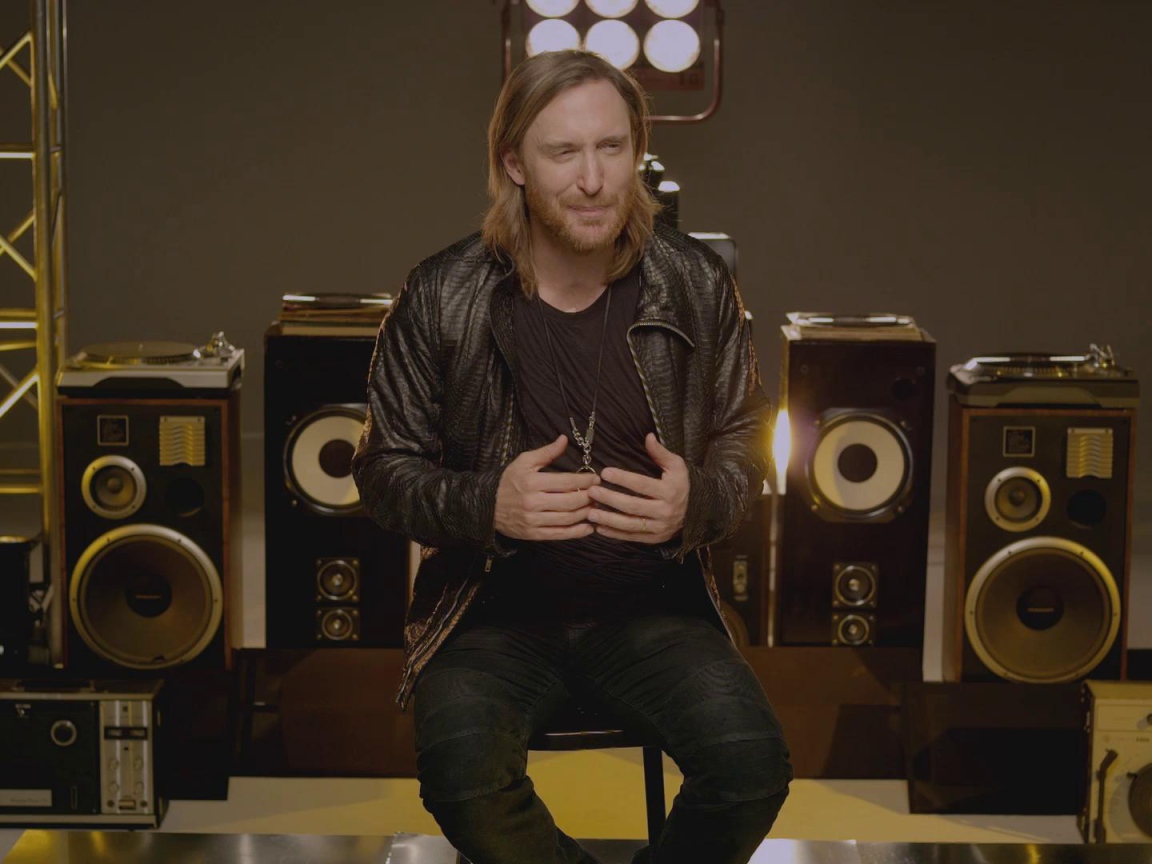 David Guetta около аппаратуры