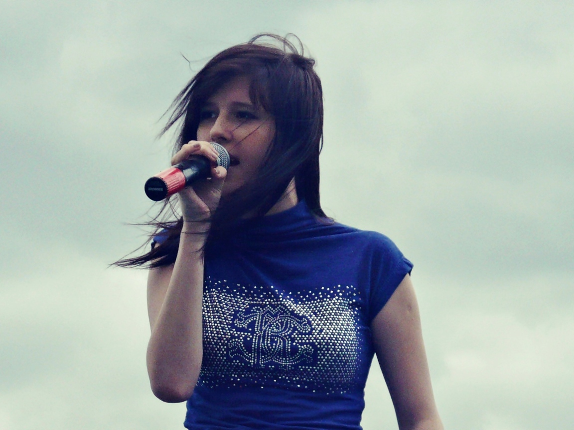 Эльвира Т поет на концерте