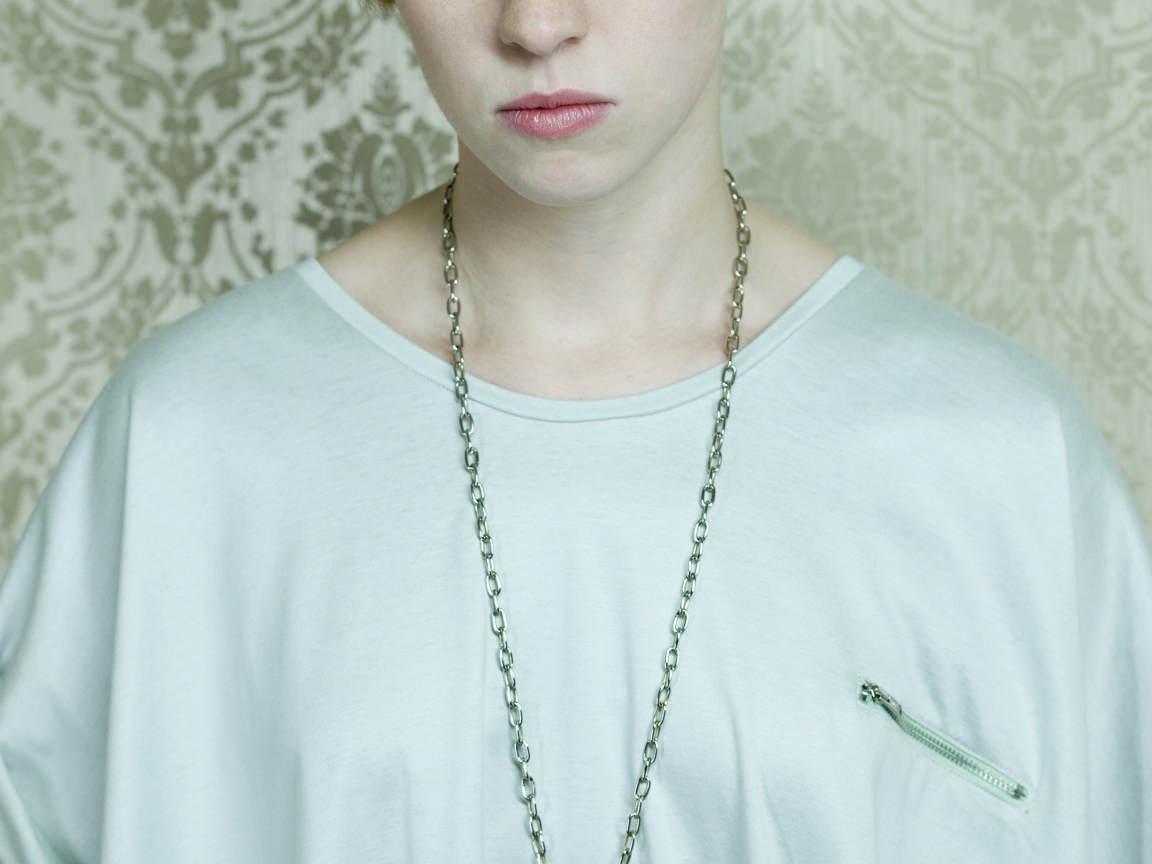 La Roux в белой футболке