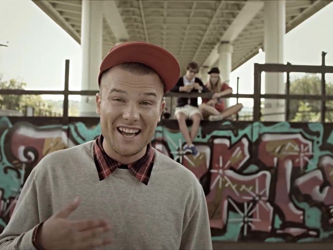 Макс Корж около граффити