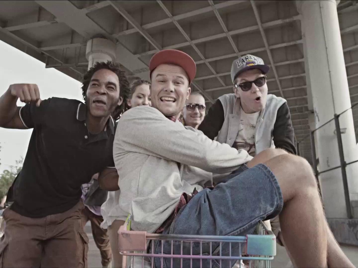 Макс Корж в корзине для продуктов