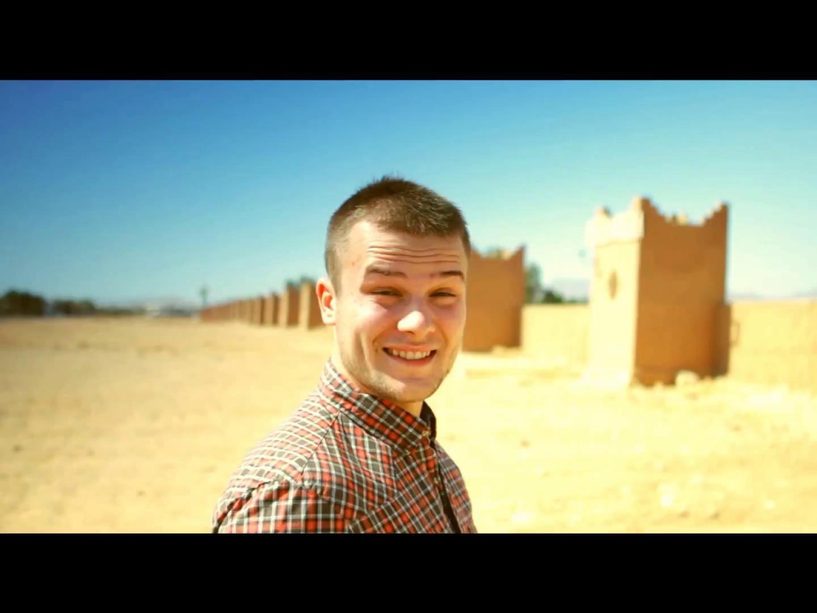 Макс Корж поет песню Небо поможет нам