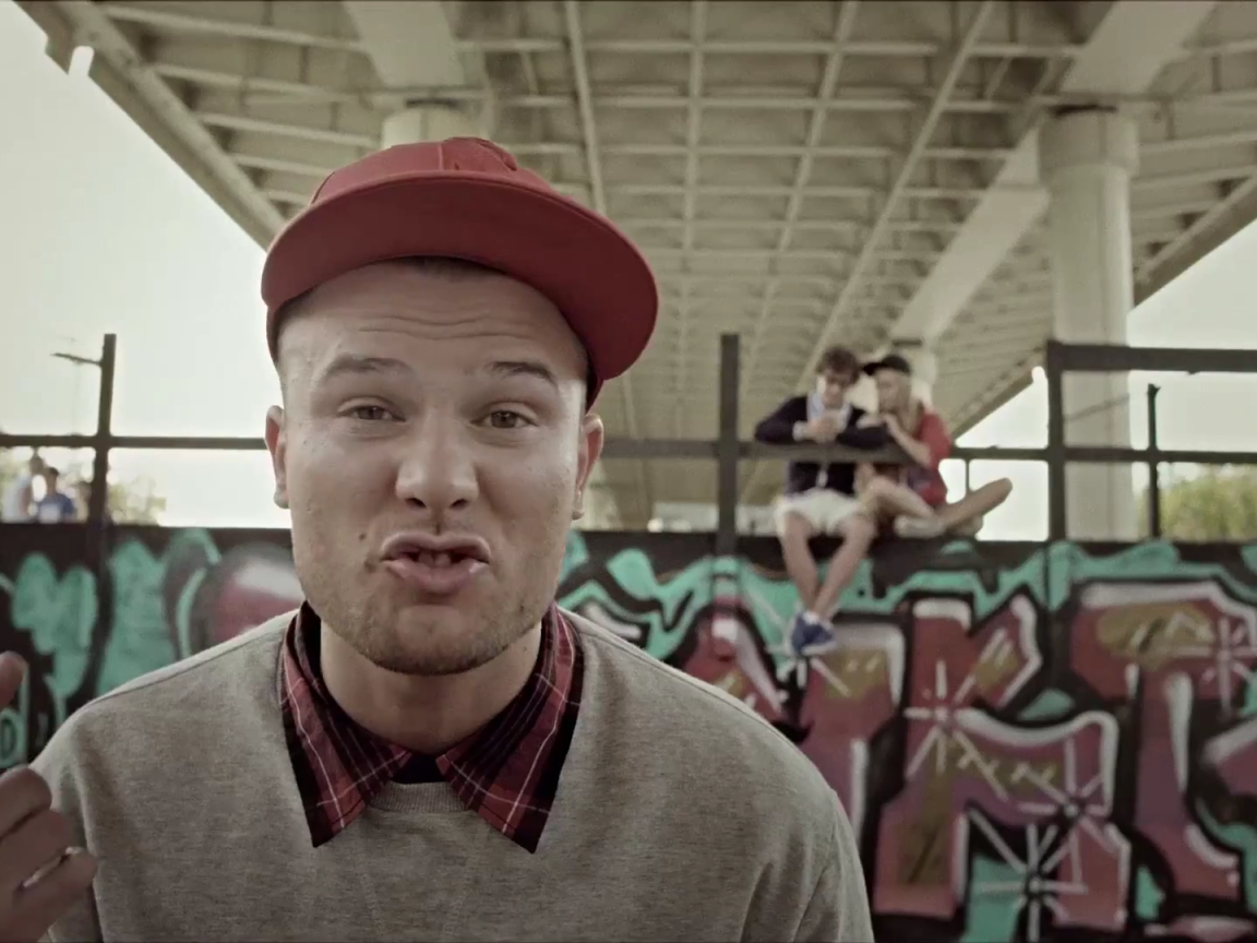 Макс Корж поет песню Где Я