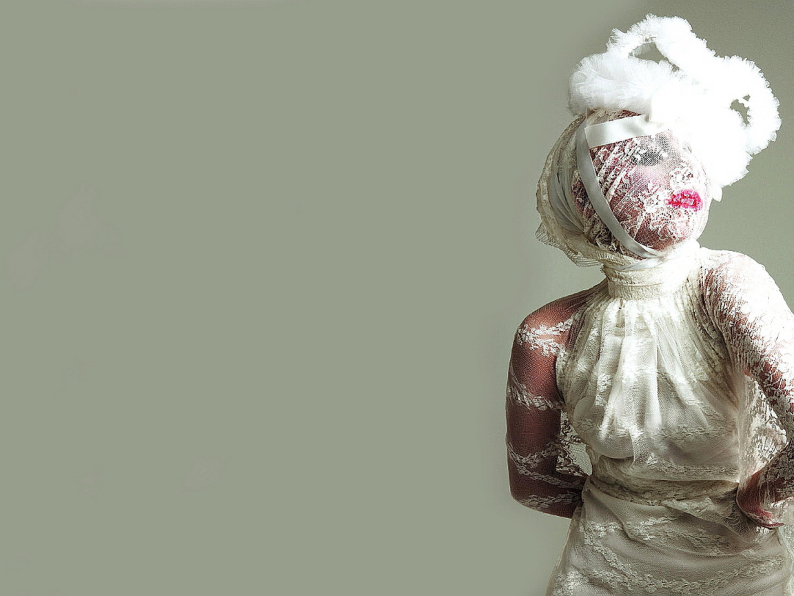 Эпатажная певица Леди Гага на светлом фоне