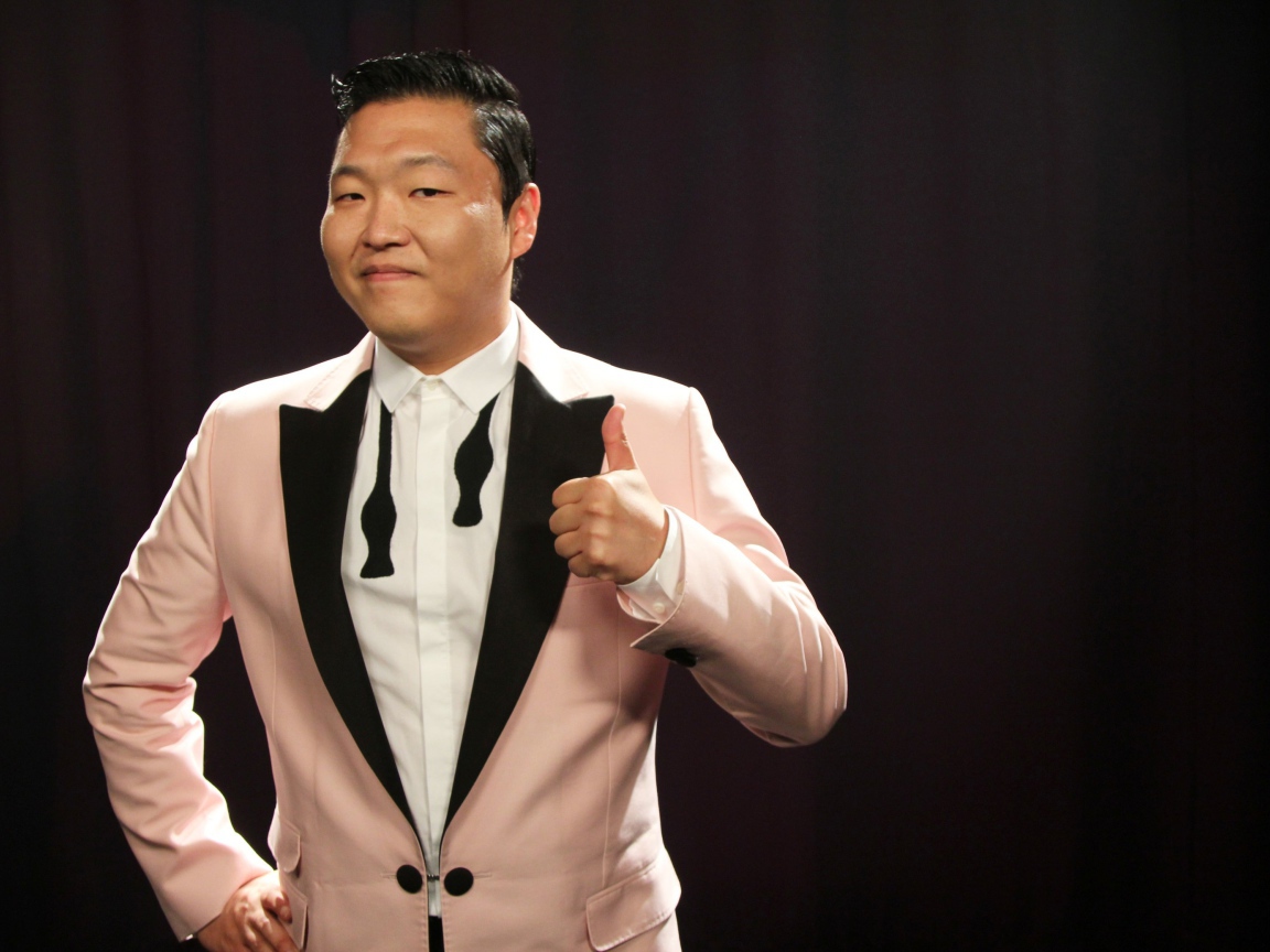 PSY в костюме