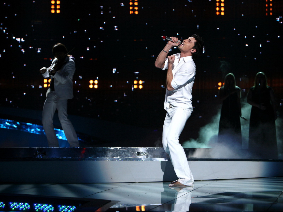 Исполнитель Дима Билан на концерте