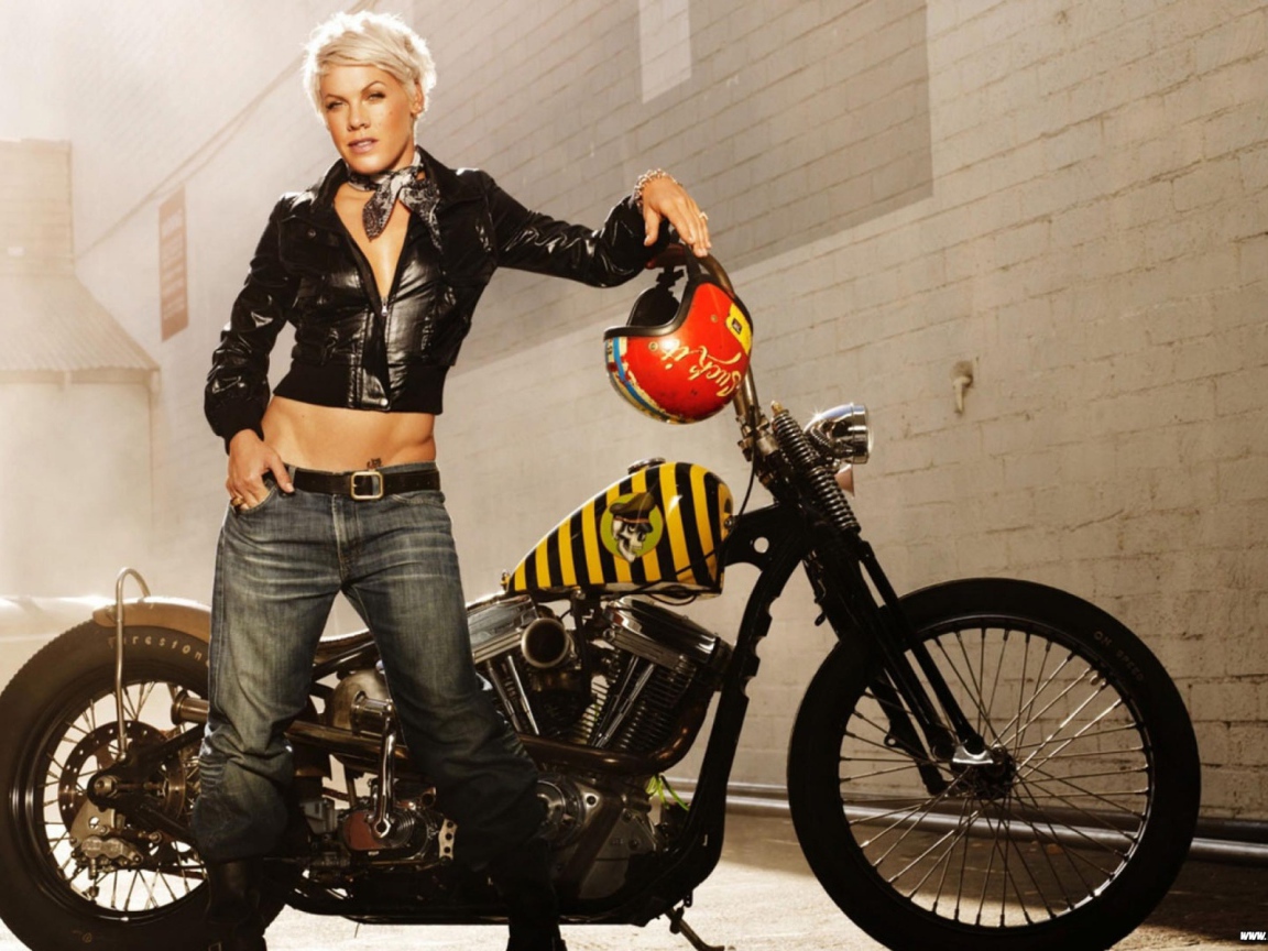 Pink около байка