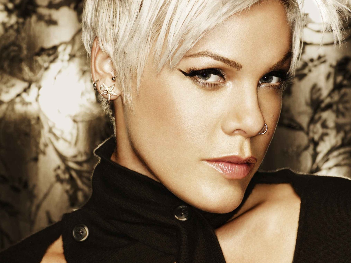 Pink загадачно смотрит